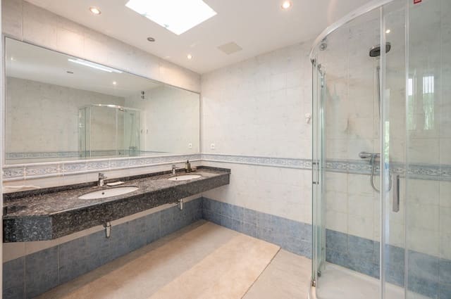 4 soveværelse Villa til salg i Las Chapas, Marbella med swimmingpool garage - € 975.000 (Ref: 9920687)