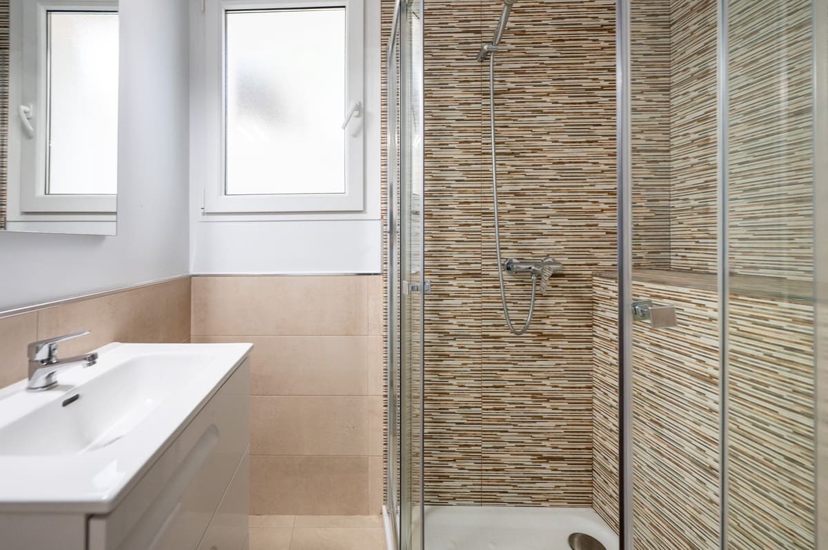 4 sypialnia Willa na sprzedaż w Las Chapas z basenem garażem - 975 000 € (Ref: 9920687)