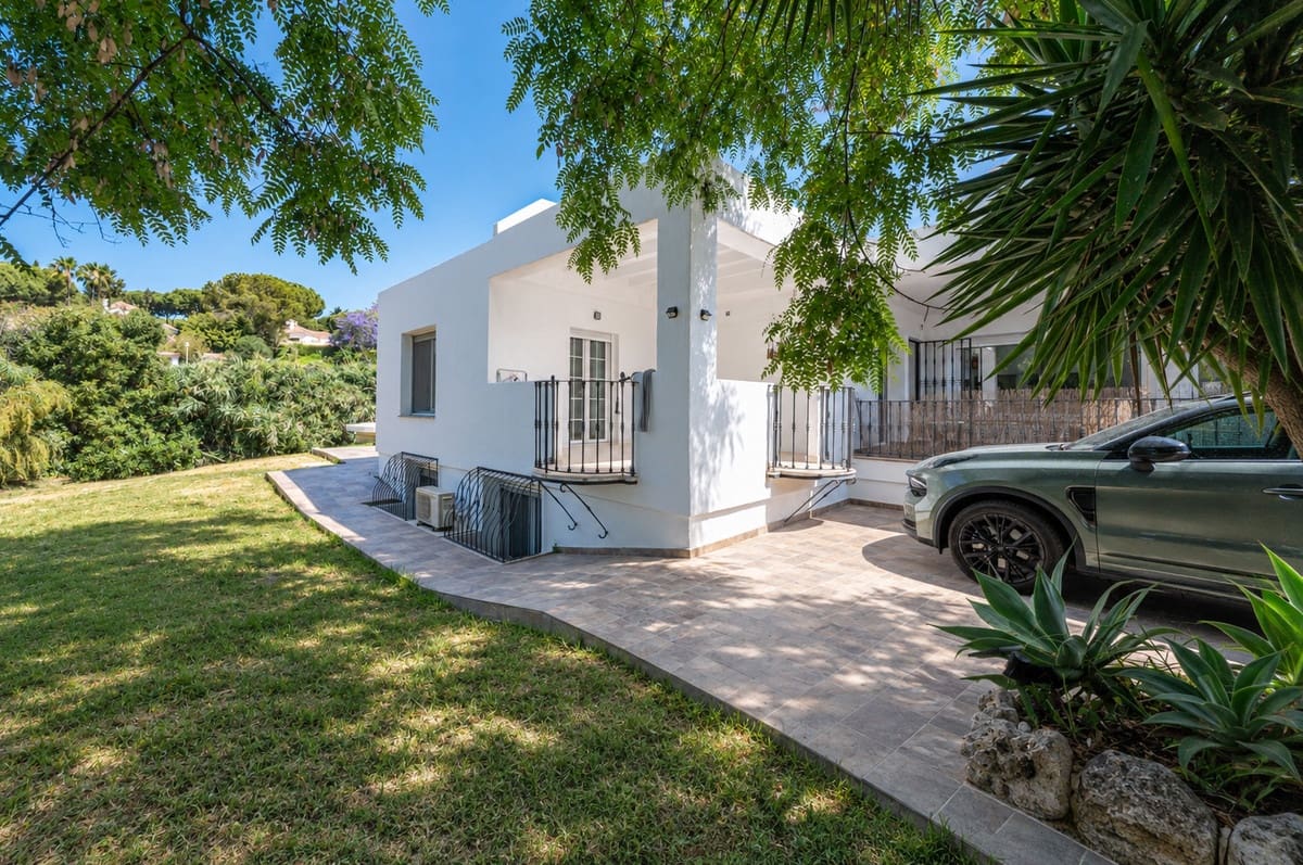 4 sypialnia Willa na sprzedaż w Las Chapas z basenem garażem - 975 000 € (Ref: 9920687)