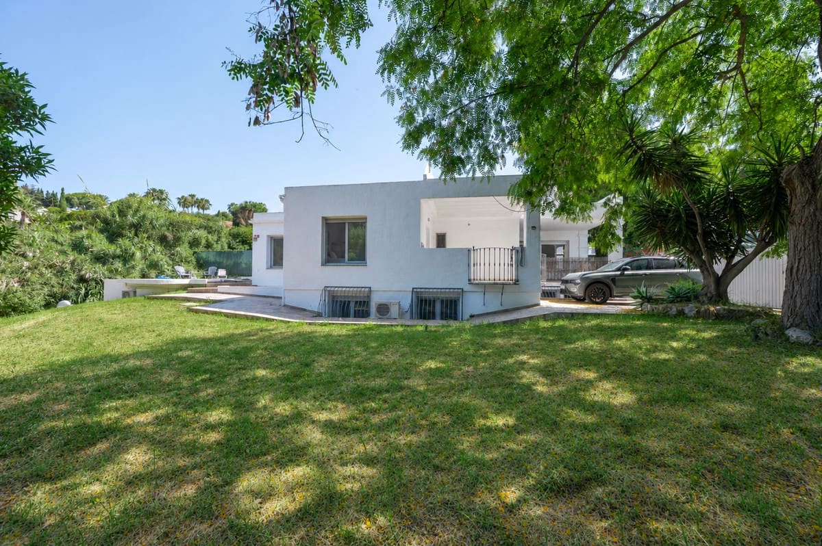 4 sypialnia Willa na sprzedaż w Las Chapas z basenem garażem - 975 000 € (Ref: 9920687)