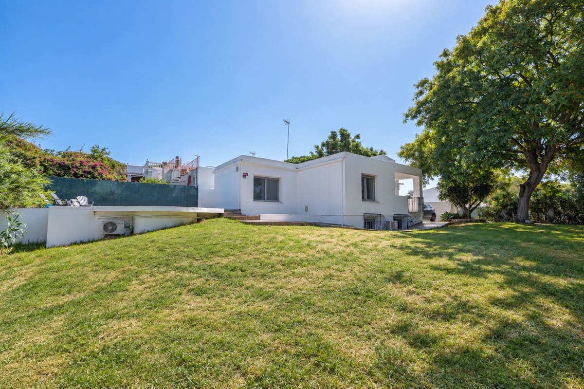 4 sypialnia Willa na sprzedaż w Las Chapas z basenem garażem - 975 000 € (Ref: 9920687)