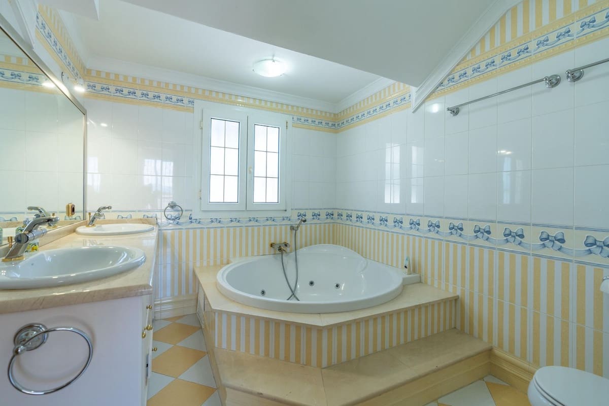 5 soverom Penthouse til salgs i Marbella - € 1 599 000 (Ref: 9920689)
