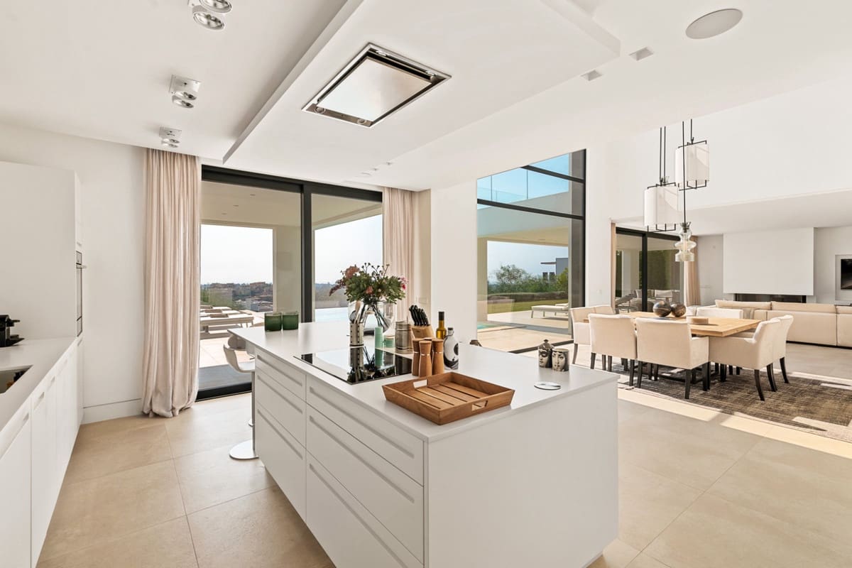 3 bedroom Villa for sale in Benahavis with pool - € 3,150,000 (Ref: 9922602)