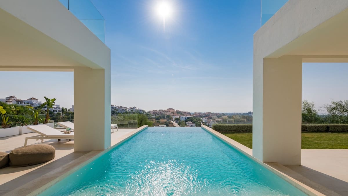 3 bedroom Villa for sale in Benahavis with pool - € 3,150,000 (Ref: 9922602)