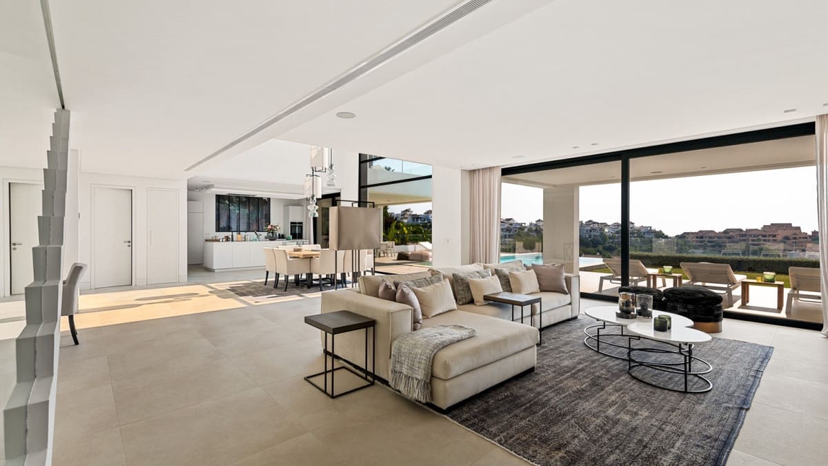 3 bedroom Villa for sale in Benahavis with pool - € 3,150,000 (Ref: 9922602)