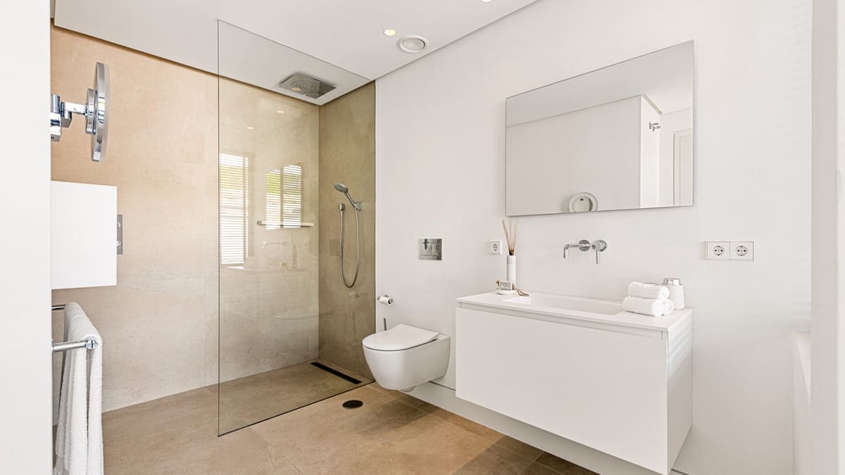 3 bedroom Villa for sale in Benahavis with pool - € 3,150,000 (Ref: 9922602)