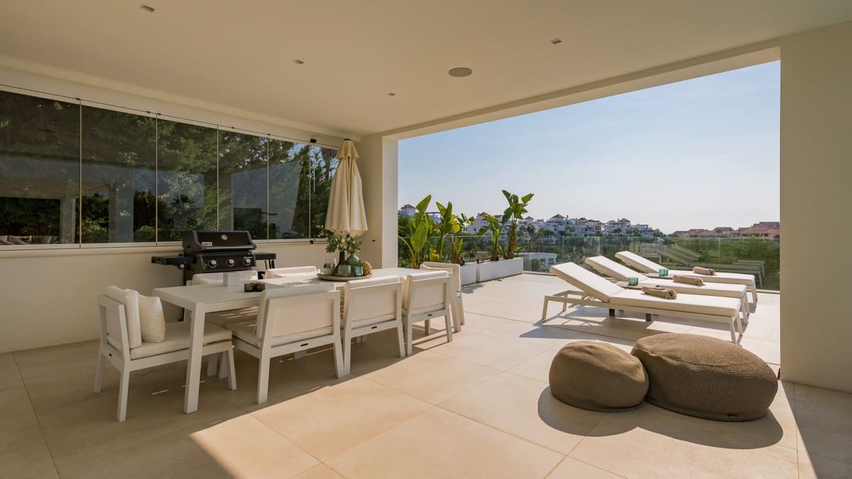 3 bedroom Villa for sale in Benahavis with pool - € 3,150,000 (Ref: 9922602)