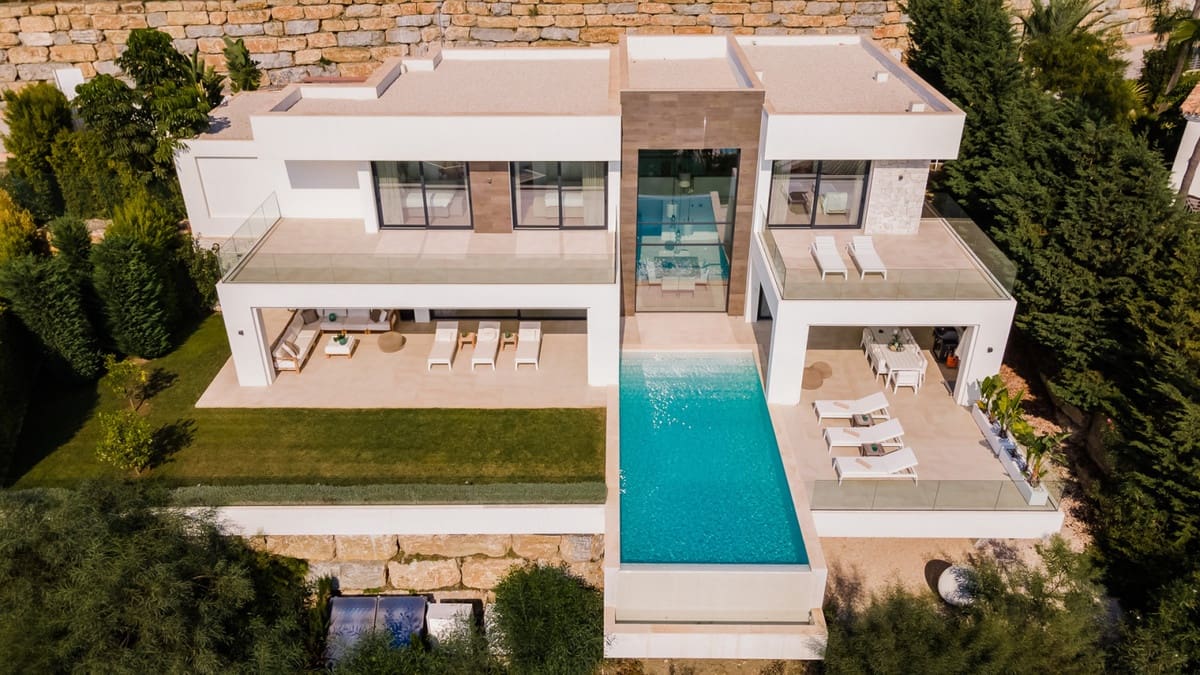 3 bedroom Villa for sale in Benahavis with pool - € 3,150,000 (Ref: 9922602)