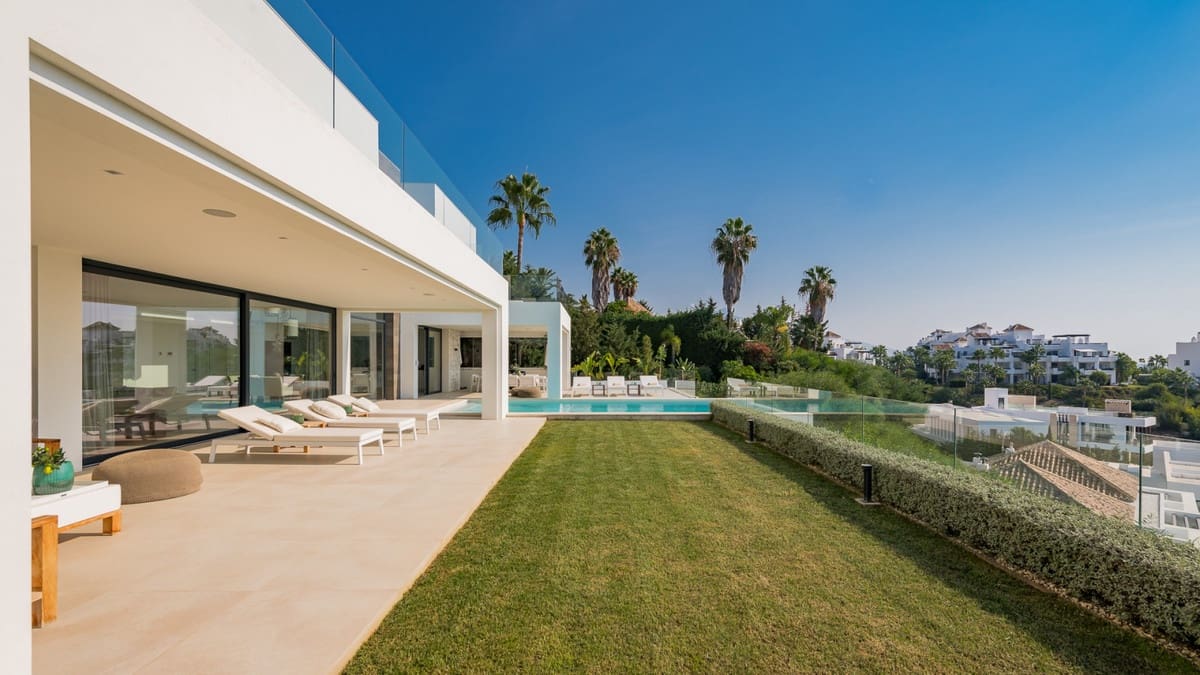 3 bedroom Villa for sale in Benahavis with pool - € 3,150,000 (Ref: 9922602)
