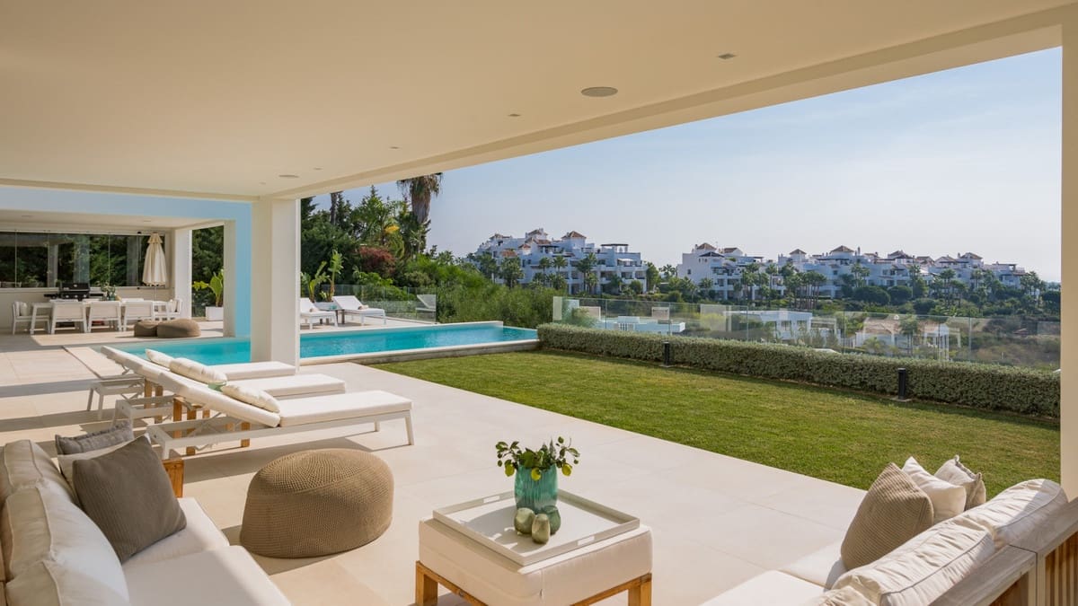 3 bedroom Villa for sale in Benahavis with pool - € 3,150,000 (Ref: 9922602)