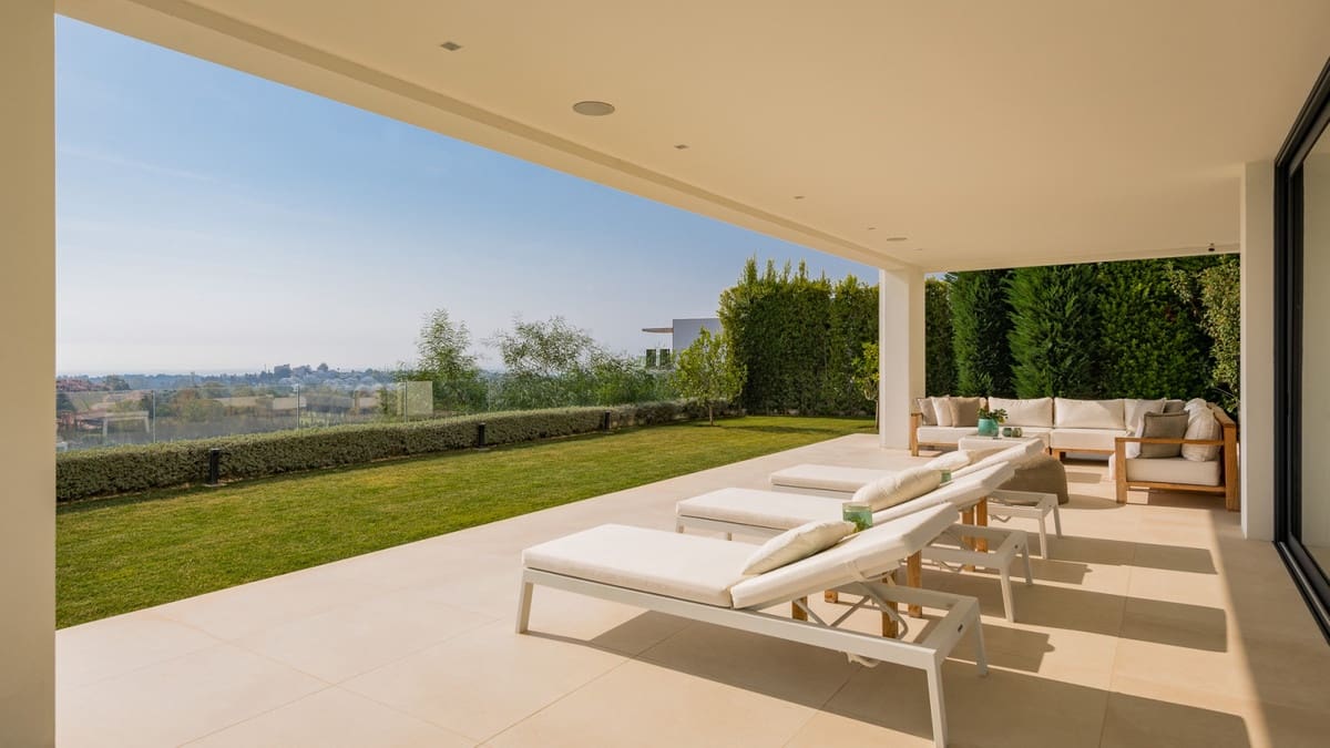 3 bedroom Villa for sale in Benahavis with pool - € 3,150,000 (Ref: 9922602)