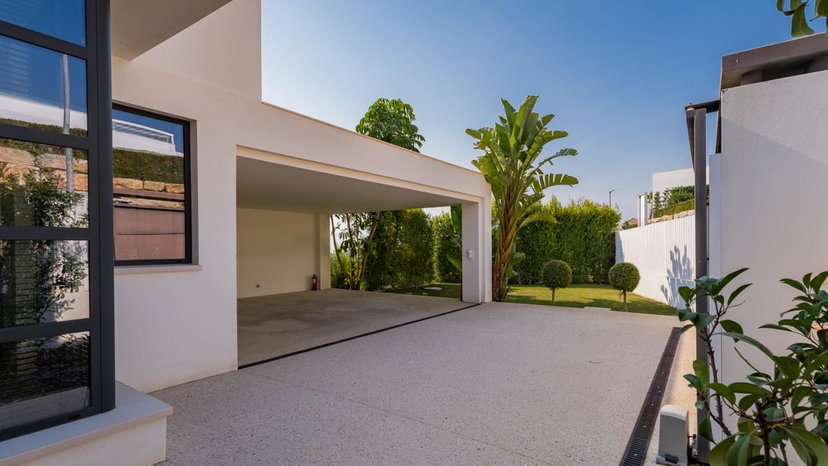 3 bedroom Villa for sale in Benahavis with pool - € 3,150,000 (Ref: 9922602)