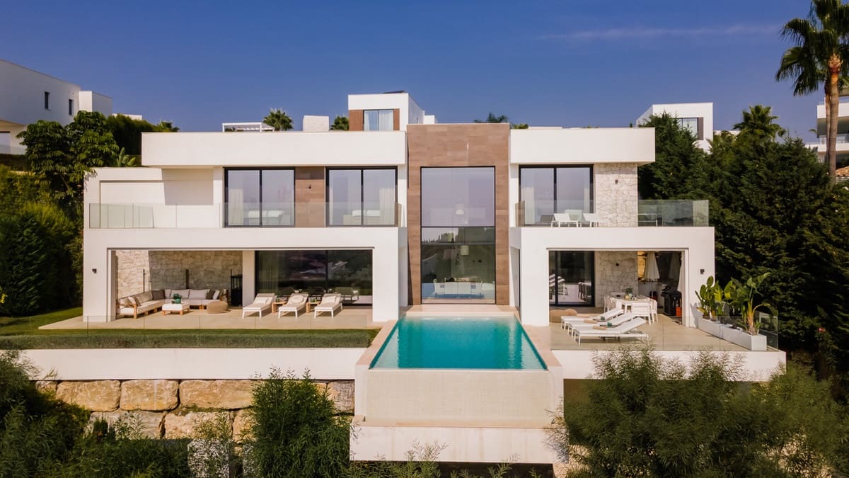 3 bedroom Villa for sale in Benahavis with pool - € 3,150,000 (Ref: 9922602)