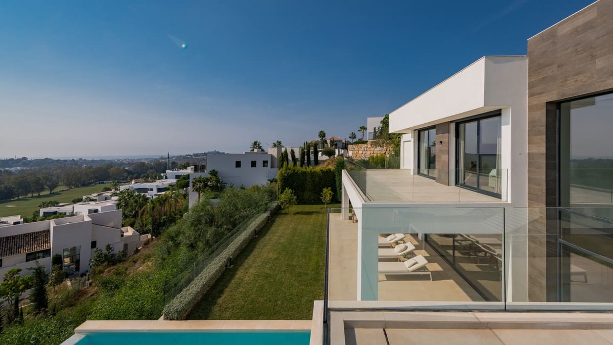 3 bedroom Villa for sale in Benahavis with pool - € 3,150,000 (Ref: 9922602)