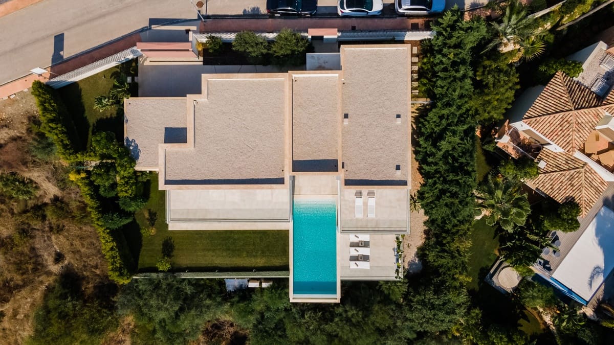 3 bedroom Villa for sale in Benahavis with pool - € 3,150,000 (Ref: 9922602)