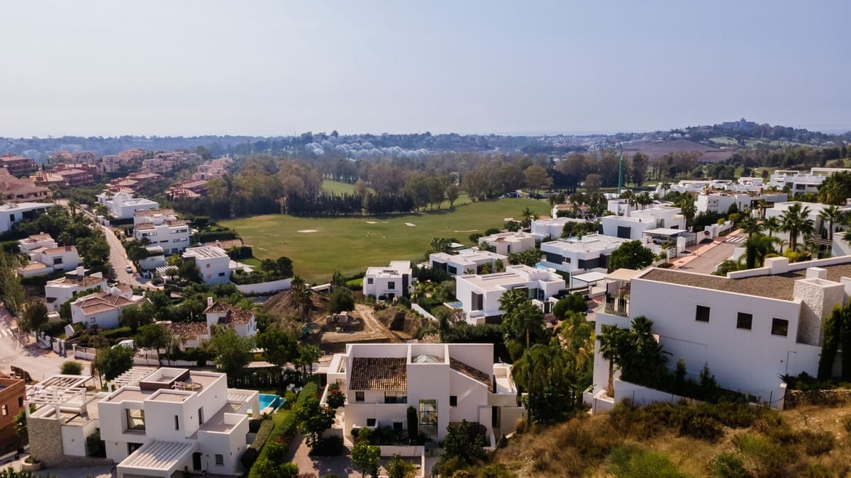 3 bedroom Villa for sale in Benahavis with pool - € 3,150,000 (Ref: 9922602)