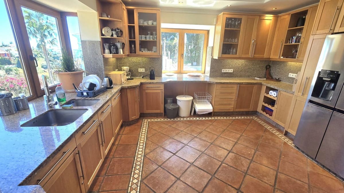 7 bedroom Villa for sale in El Rosario with pool - € 3,500,000 (Ref: 9922605)