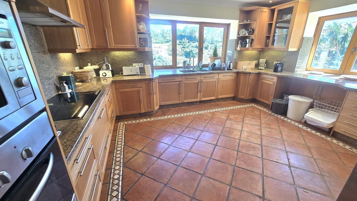 7 bedroom Villa for sale in El Rosario with pool - € 3,500,000 (Ref: 9922605)