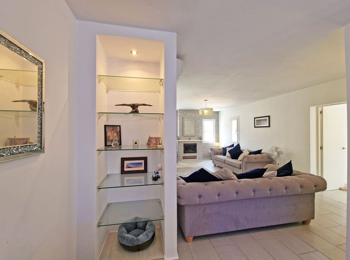 Chalet de 2 habitaciones en Calahonda en venta con piscina - 850.000 € (Ref: 9922606)