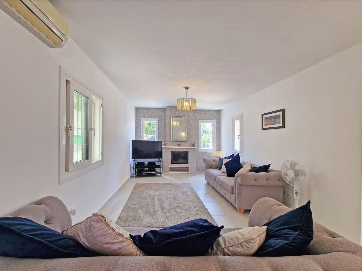 Chalet de 2 habitaciones en Calahonda en venta con piscina - 850.000 € (Ref: 9922606)