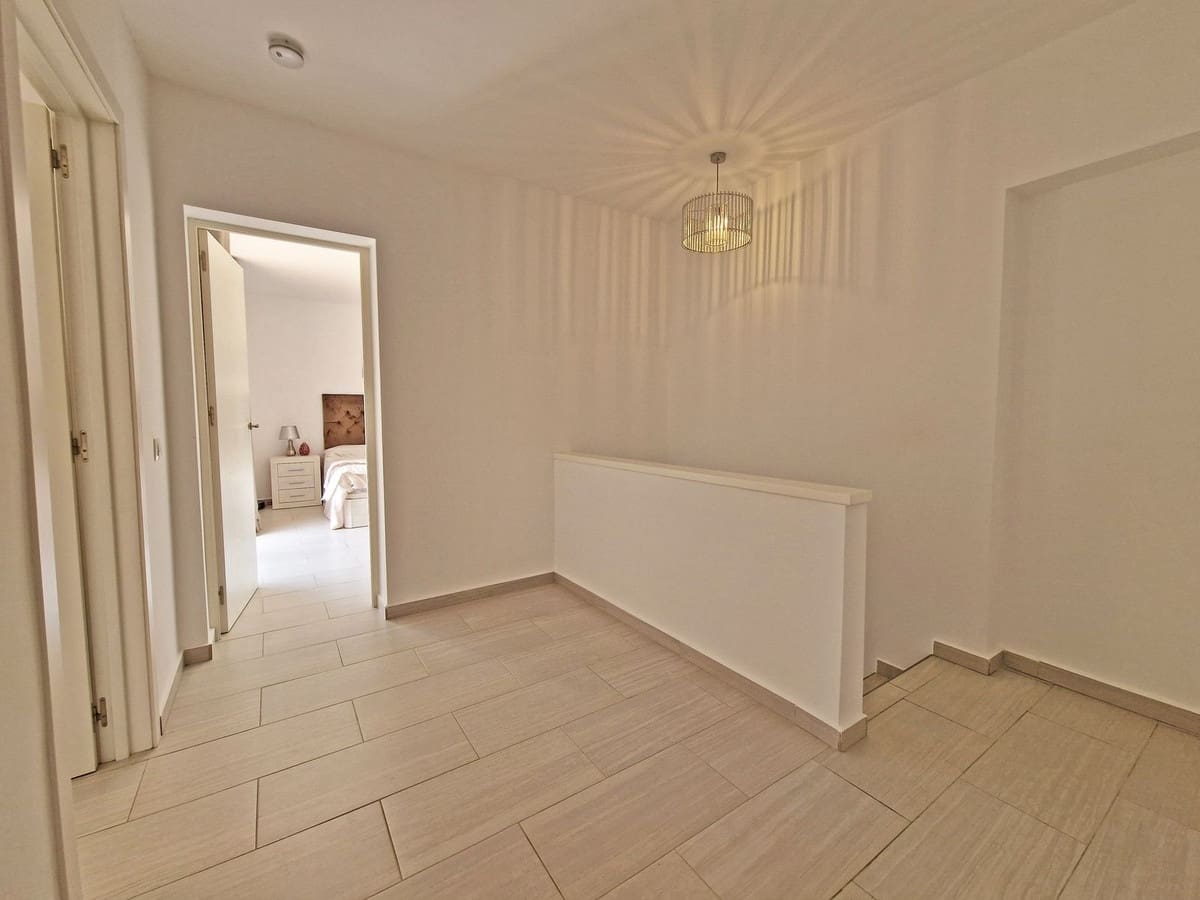 Chalet de 2 habitaciones en Calahonda en venta con piscina - 850.000 € (Ref: 9922606)
