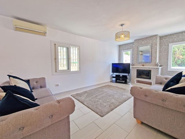 Chalet de 2 habitaciones en Calahonda, Mijas en venta con piscina - 850.000 € (Ref: 9922606)