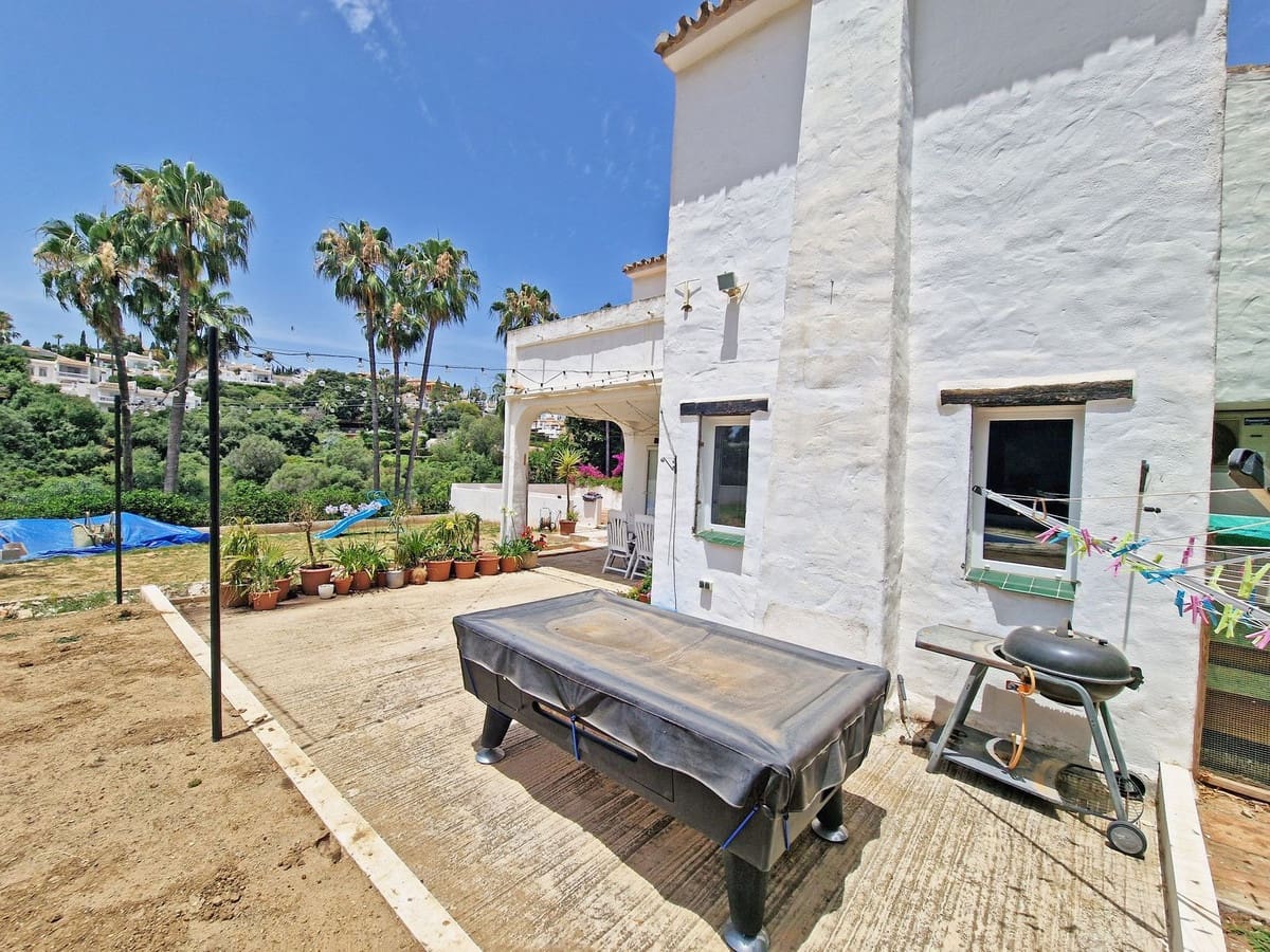 Chalet de 2 habitaciones en Calahonda en venta con piscina - 850.000 € (Ref: 9922606)