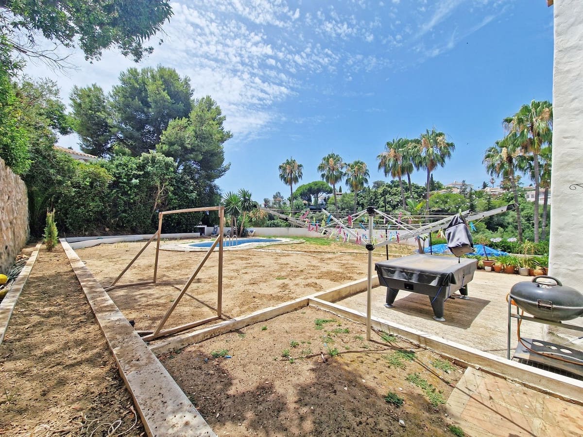 Chalet de 2 habitaciones en Calahonda en venta con piscina - 850.000 € (Ref: 9922606)
