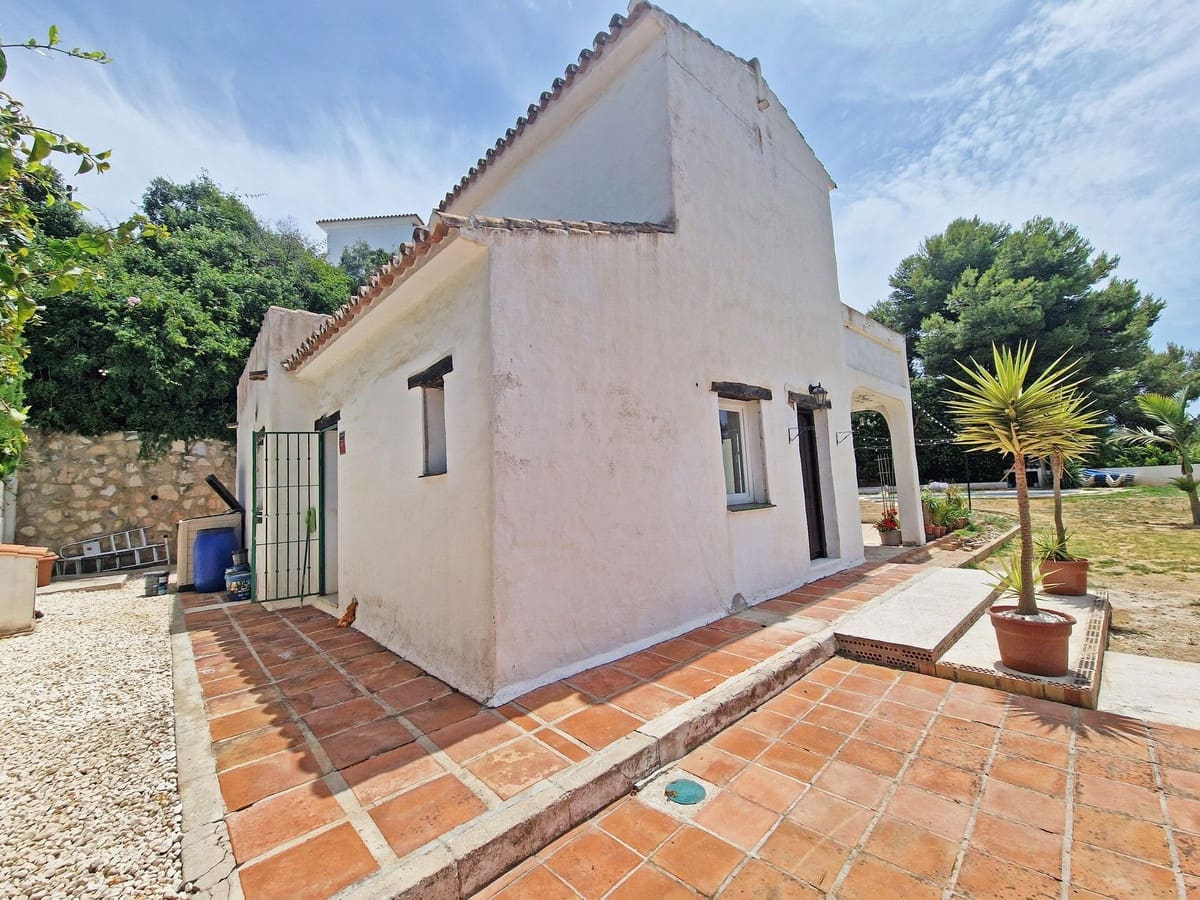 Chalet de 2 habitaciones en Calahonda en venta con piscina - 850.000 € (Ref: 9922606)