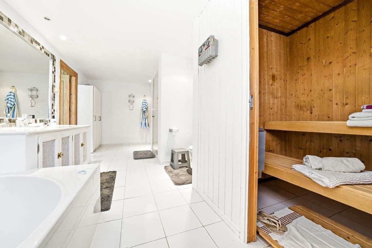 2 soveværelse Villa til salg i Benahavis med swimmingpool - € 1.190.000 (Ref: 9922607)