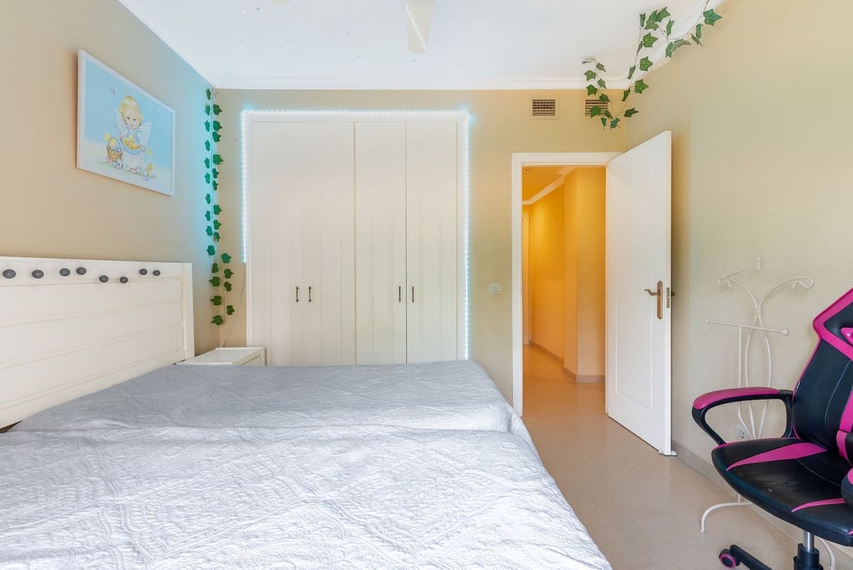 2 bedroom Apartment for sale in Puerto Banus with pool - € 750,000 (Ref: 9987090)