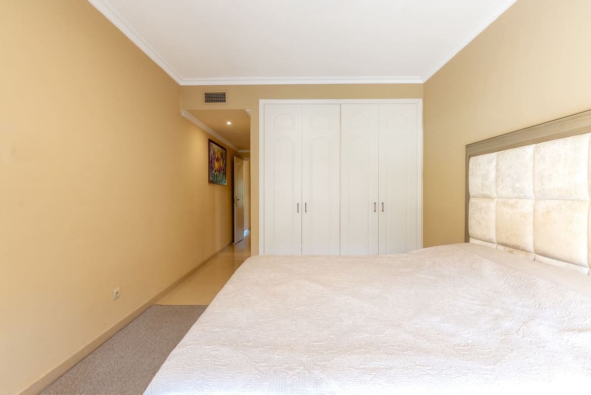2 bedroom Apartment for sale in Puerto Banus with pool - € 750,000 (Ref: 9987090)