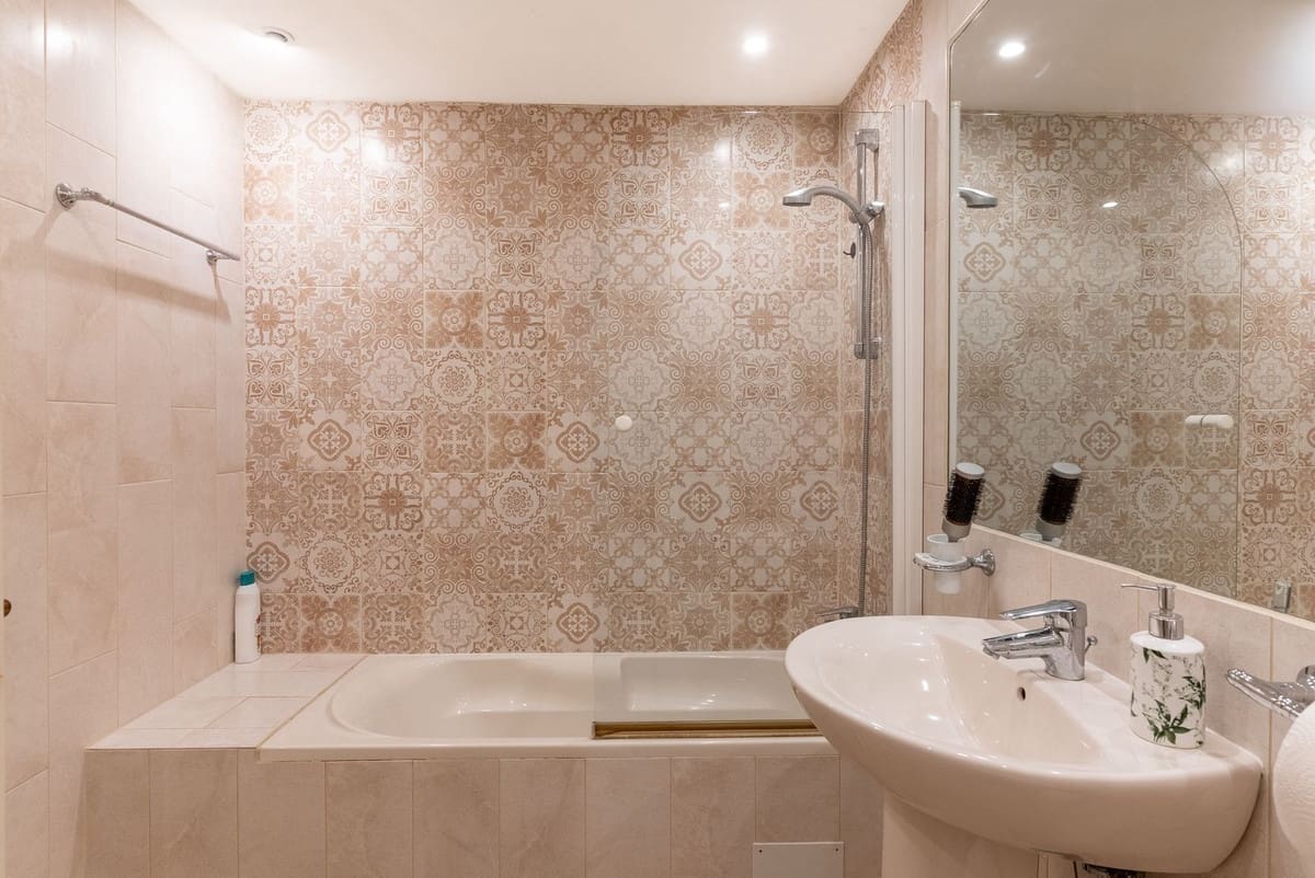2 bedroom Apartment for sale in Puerto Banus with pool - € 750,000 (Ref: 9987090)