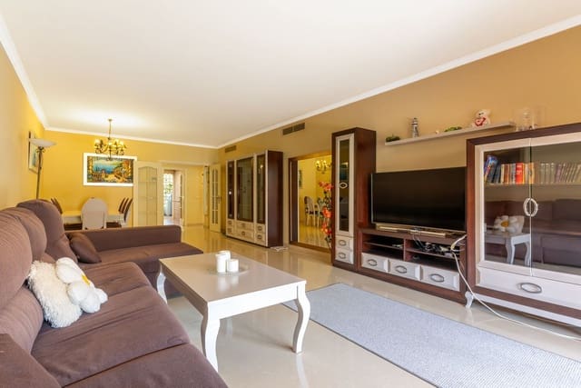 2 bedroom Apartment for sale in Puerto Banus, Marbella with pool - € 750,000 (Ref: 9987090)