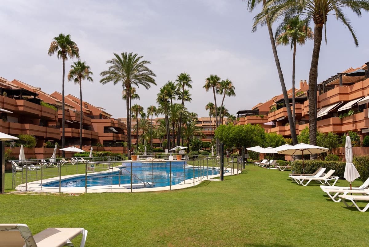 2 bedroom Apartment for sale in Puerto Banus with pool - € 750,000 (Ref: 9987090)