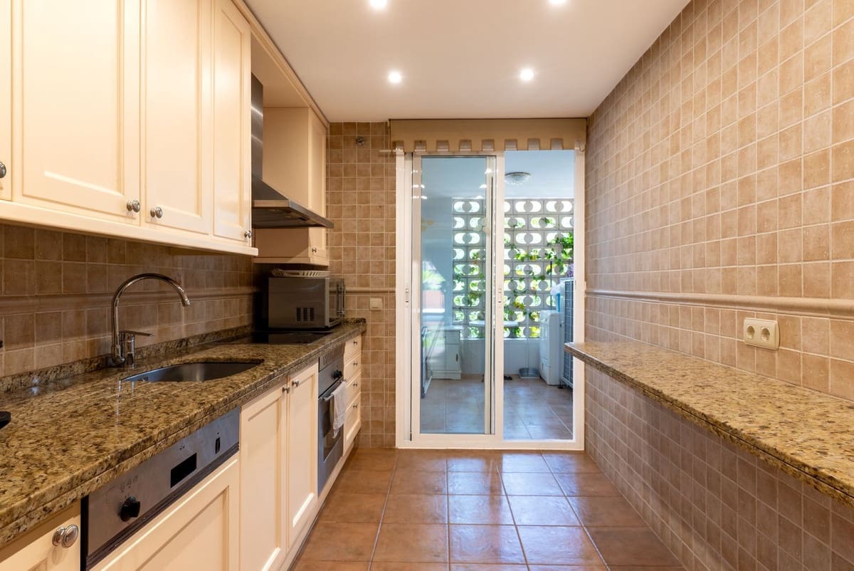 2 bedroom Apartment for sale in Puerto Banus with pool - € 750,000 (Ref: 9987090)