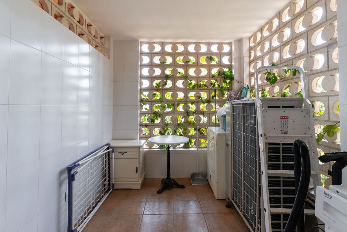 2 bedroom Apartment for sale in Puerto Banus with pool - € 750,000 (Ref: 9987090)