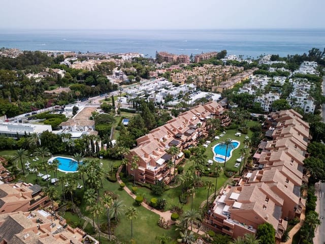 2 bedroom Apartment for sale in Puerto Banus, Marbella with pool - € 750,000 (Ref: 9987090)