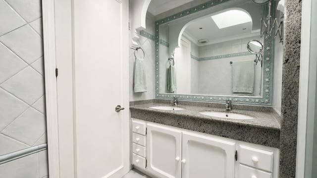 Apartamento de 3 habitaciones en Parque Central, Estepona en venta con piscina - 650.000 € (Ref: 9987092)