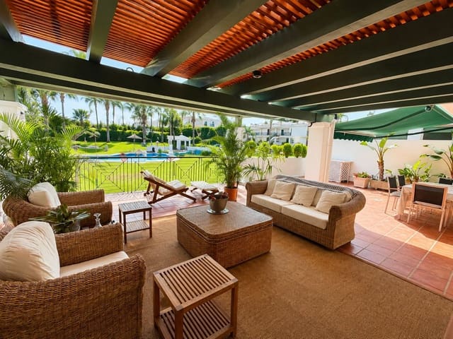 Apartamento de 2 habitaciones en Puerto Banus, Marbella en venta - 570.000 € (Ref: 9987094)