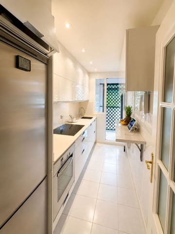 Apartamento de 2 habitaciones en Puerto Banus, Marbella en venta - 570.000 € (Ref: 9987094)