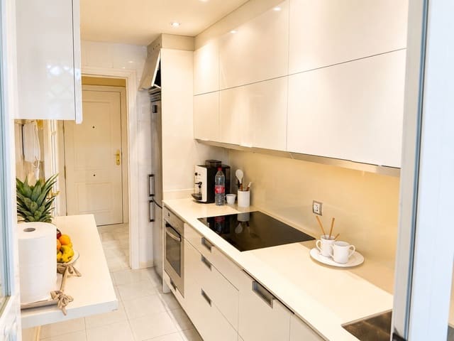 Apartamento de 2 habitaciones en Puerto Banus, Marbella en venta - 570.000 € (Ref: 9987094)