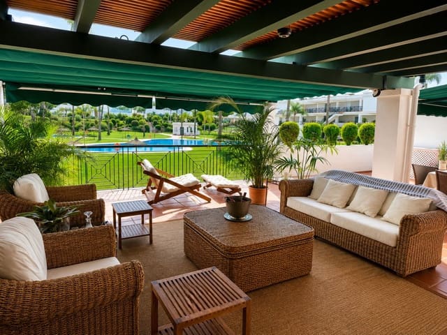 Apartamento de 2 habitaciones en Puerto Banus, Marbella en venta - 570.000 € (Ref: 9987094)