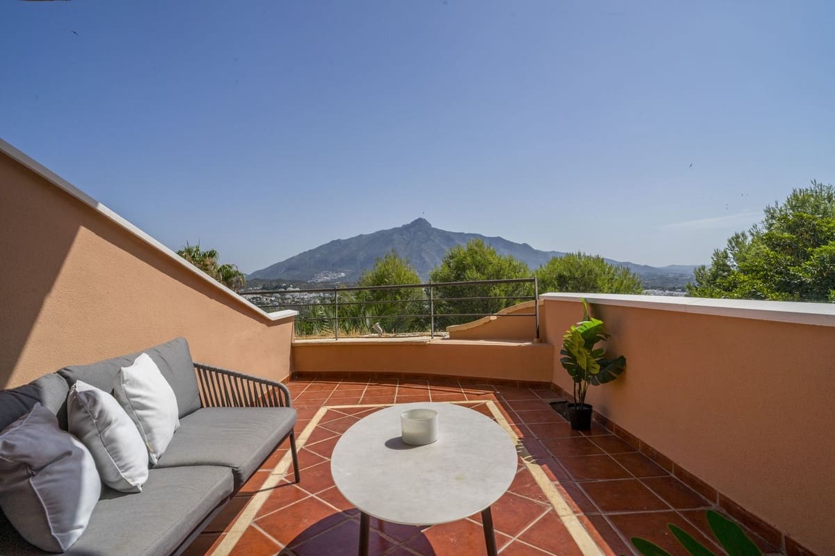 2 soverom Leilighet til salgs i Nueva Andalucia med svømmebasseng - € 595 000 (Ref: 9987095)