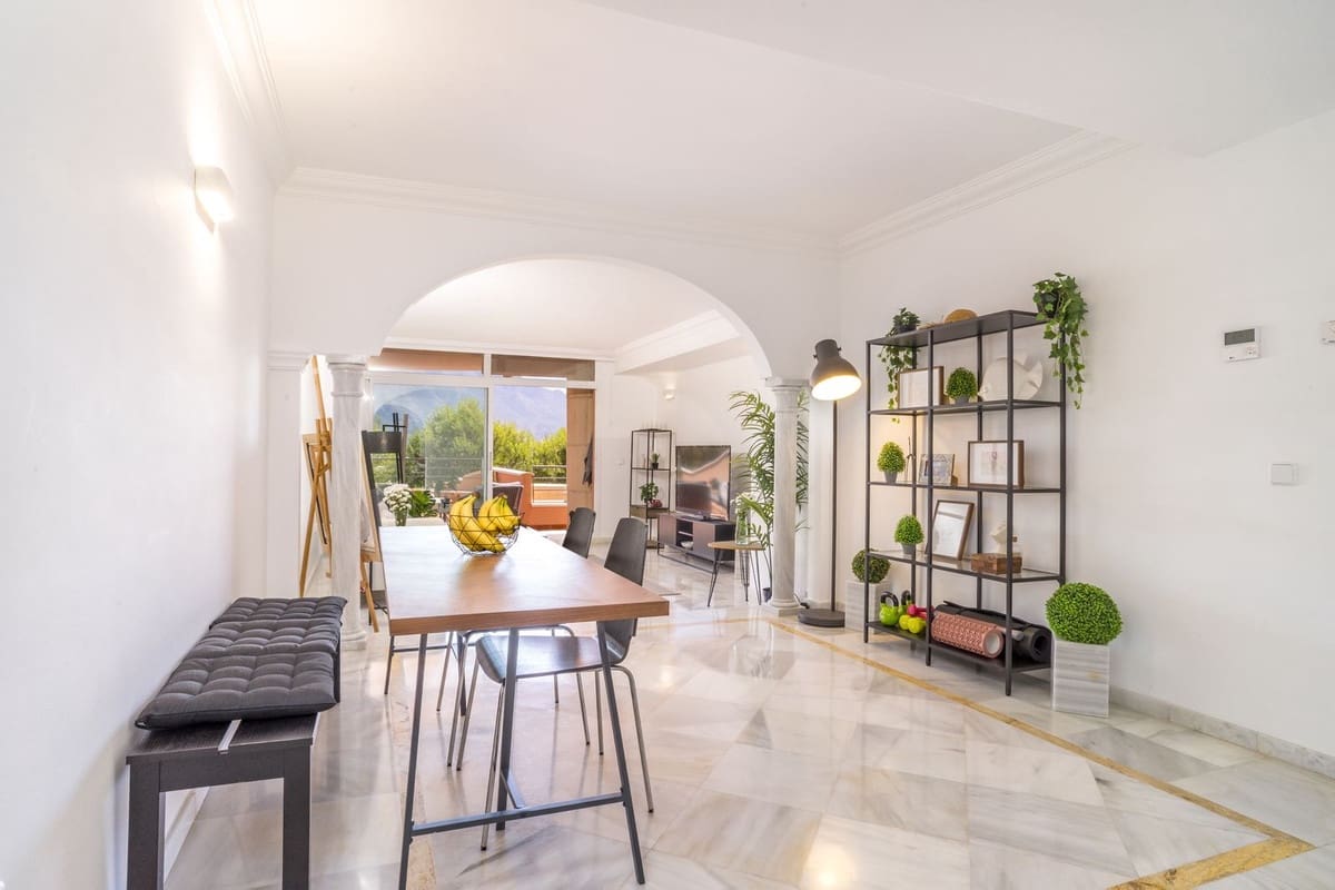 2 soverom Leilighet til salgs i Nueva Andalucia med svømmebasseng - € 595 000 (Ref: 9987095)