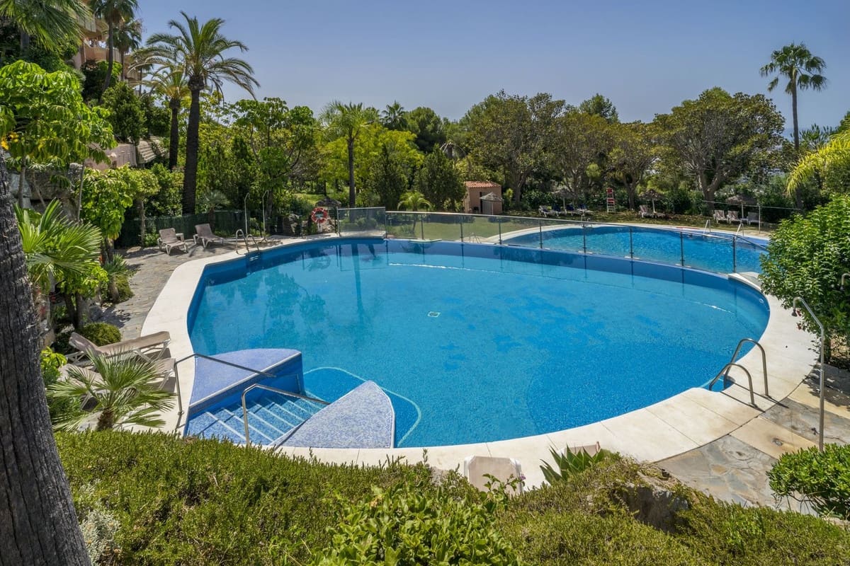 2 soverom Leilighet til salgs i Nueva Andalucia med svømmebasseng - € 595 000 (Ref: 9987095)