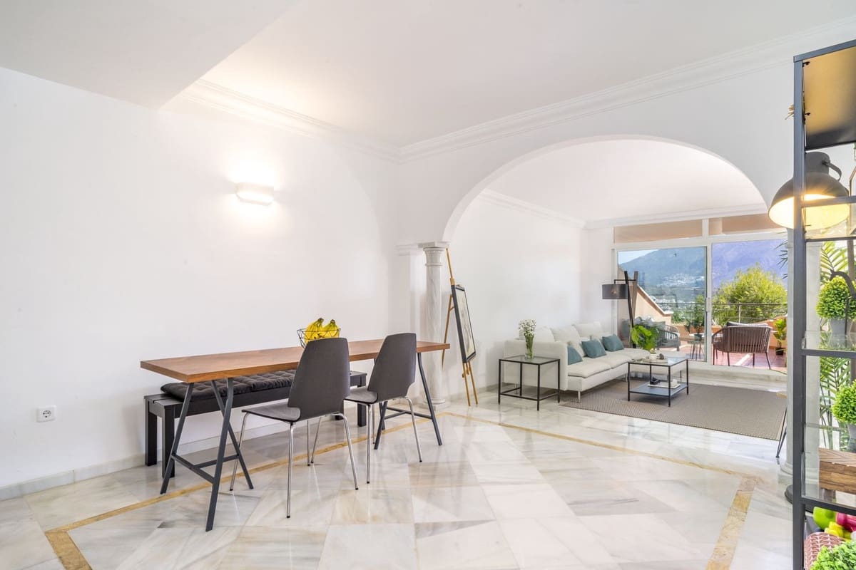 2 soverom Leilighet til salgs i Nueva Andalucia med svømmebasseng - € 595 000 (Ref: 9987095)