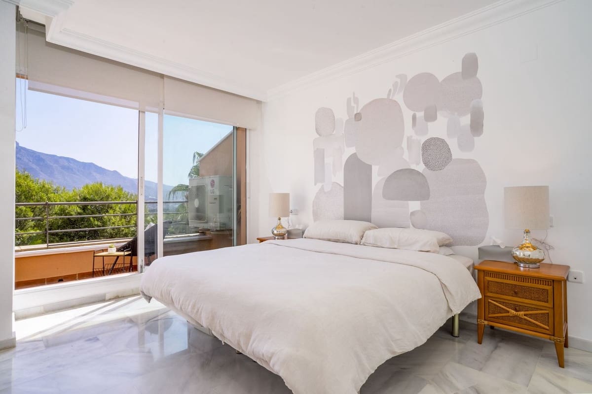 2 soverom Leilighet til salgs i Nueva Andalucia med svømmebasseng - € 595 000 (Ref: 9987095)