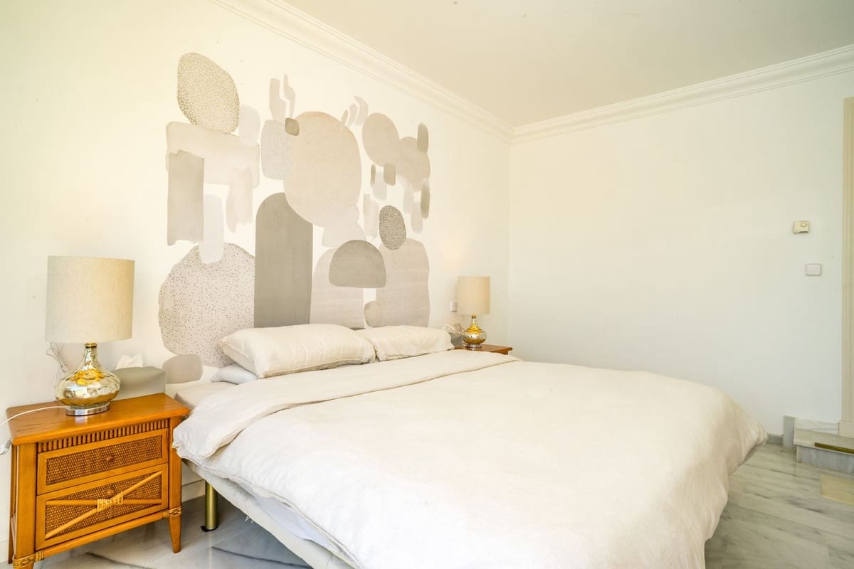 2 soverom Leilighet til salgs i Nueva Andalucia med svømmebasseng - € 595 000 (Ref: 9987095)
