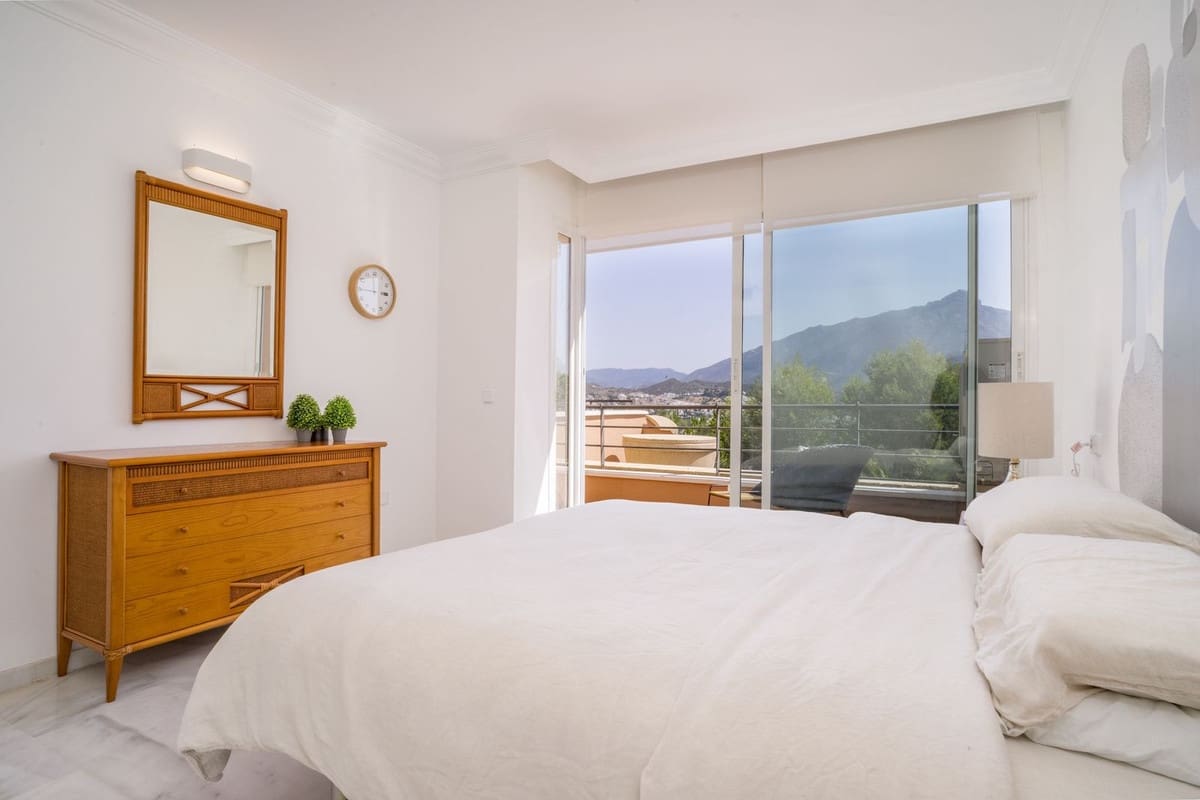 2 soverom Leilighet til salgs i Nueva Andalucia med svømmebasseng - € 595 000 (Ref: 9987095)